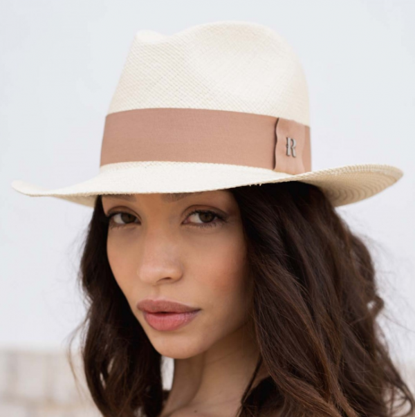 Topi Panama dengan Pita Lebar yang Elegan